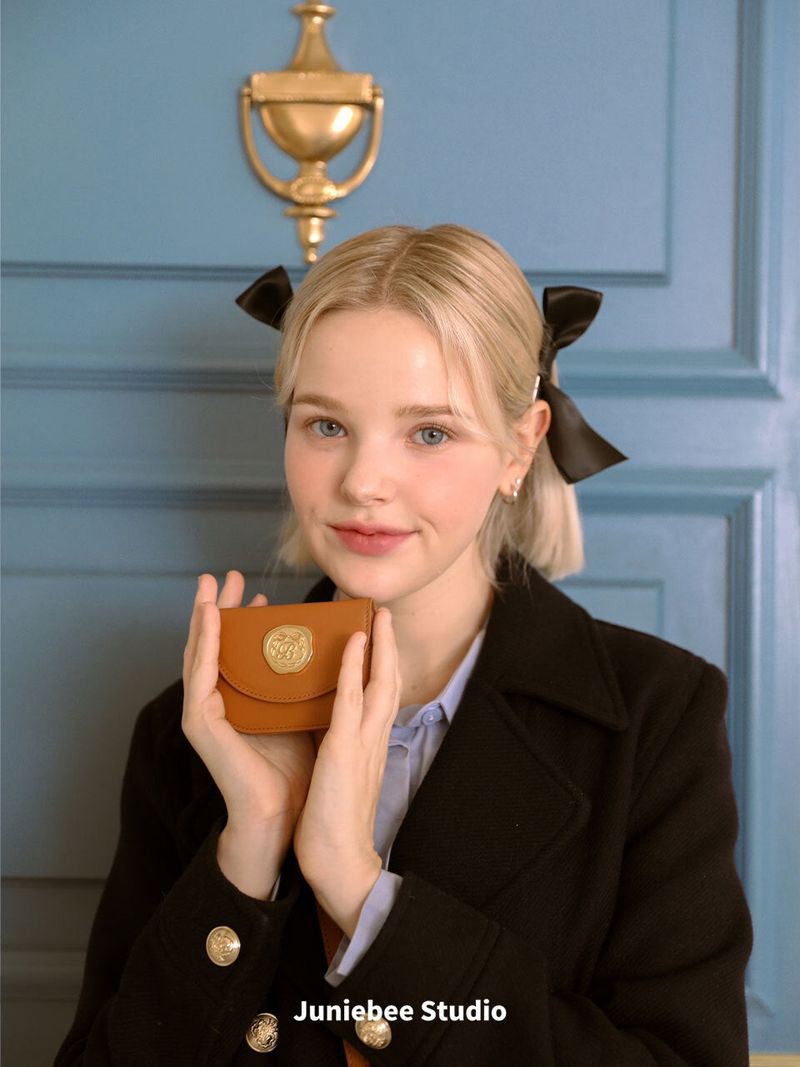 Teddy’s Love（テディスラブ）の「ゴールデンエンヴェロープカウレザーウォレット (ブラウン)（スマホグッズ/小物）」