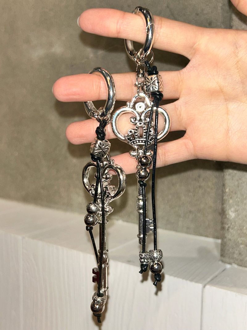 Vintage Crown Bold Keychain