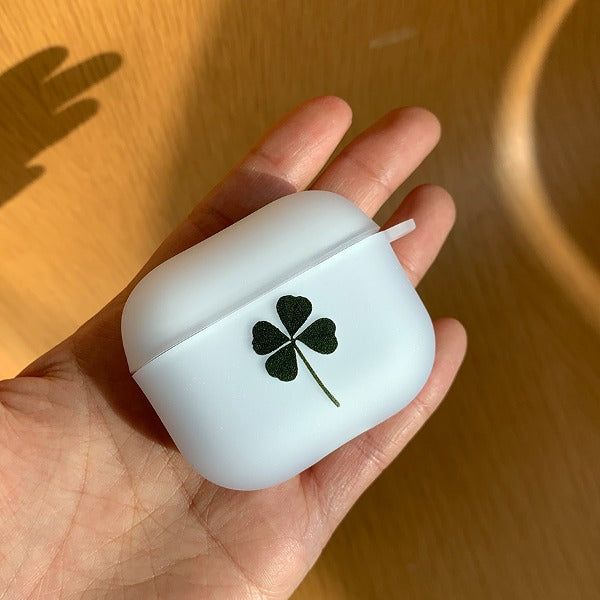 withsome（ウィズサム）の「フォーリーフクローバAirPodsケース（スマホグッズ/小物）」