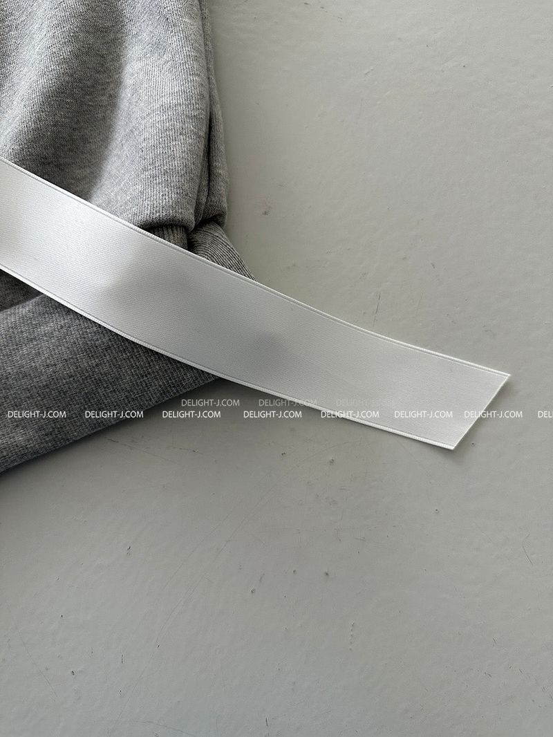 Ribbon brooch SET Off-shoulder sweatshirt