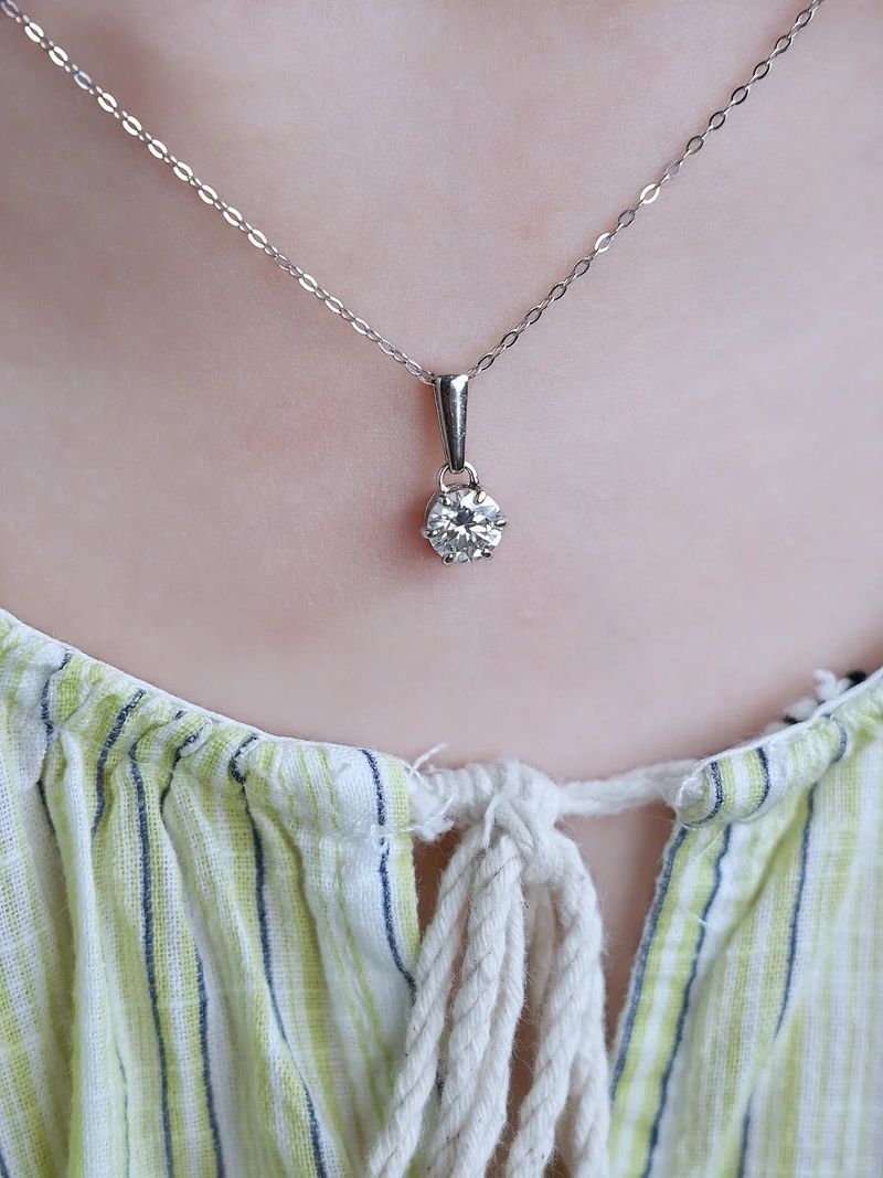 Diamond necklace with a cool summer vibe