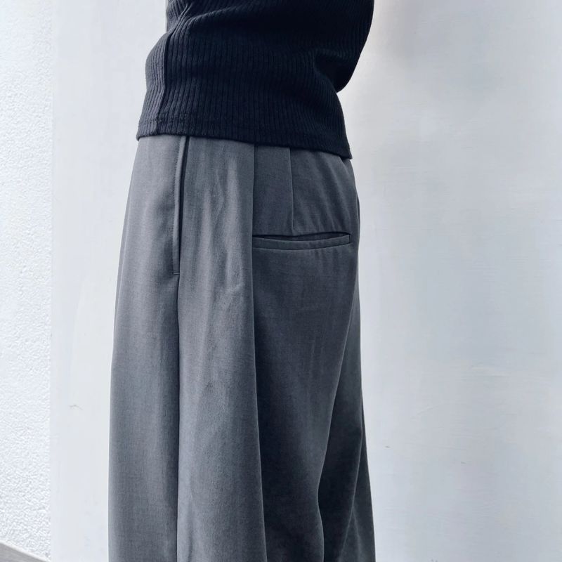 Curved Pleated Wide Trousers