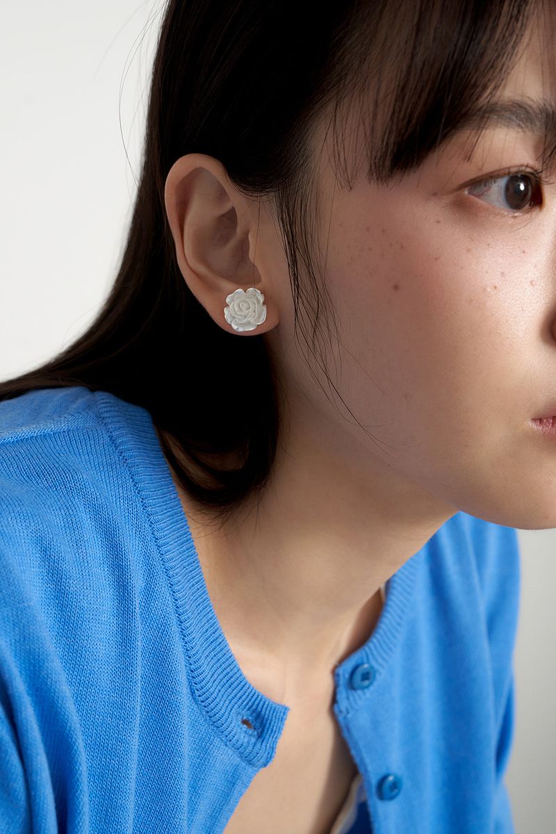 rose formica earring - white