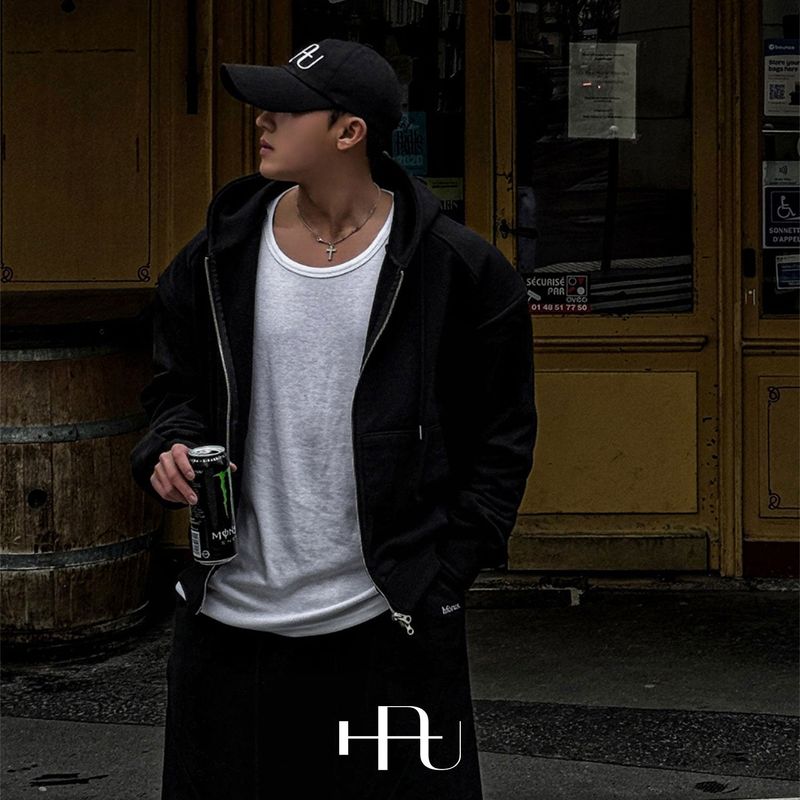hforus（エイチフォーアス）の「[HFORUS MADE]レイヤーショルダー フード付きジップアップ イン ブラック（トップス）」