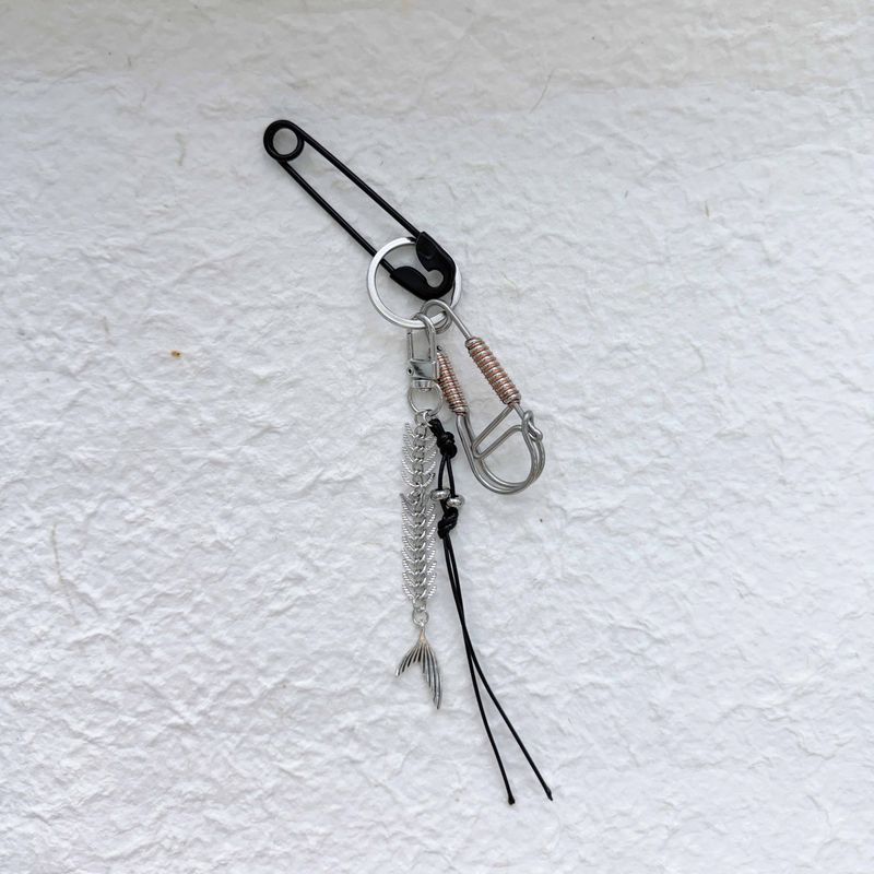 FADE MEET（フェードミート）の「Wire Form Fishbone Charm Keychain（Others）」