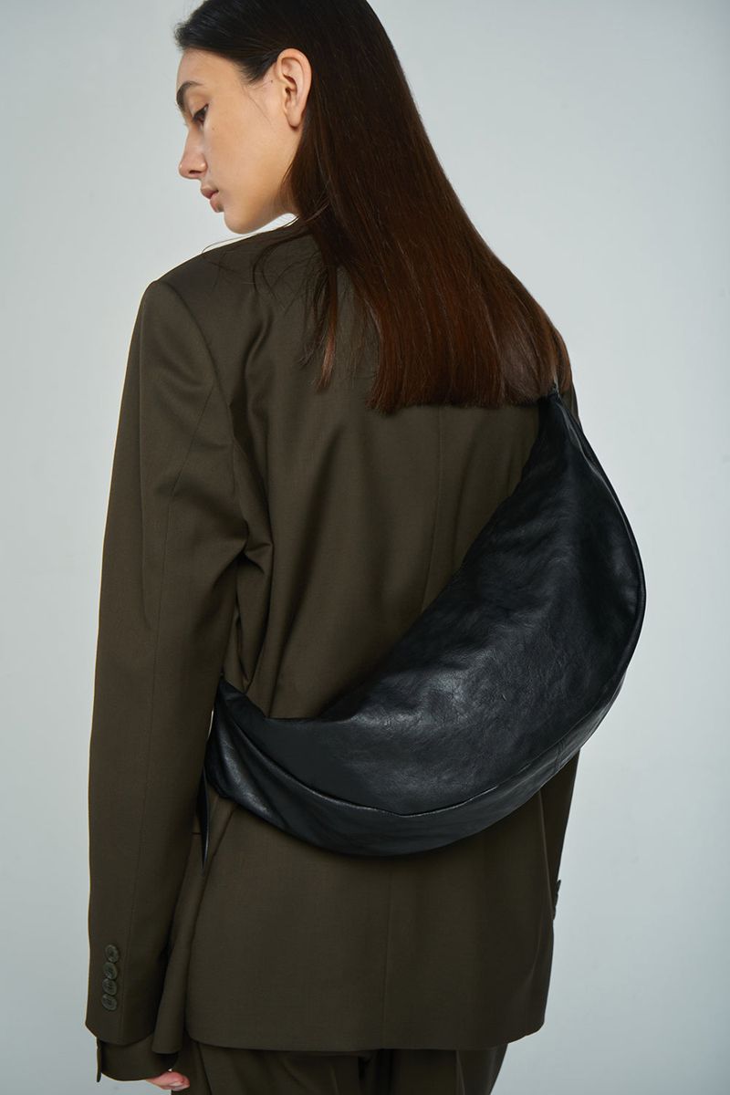 H-Buckle Banana Leather Bag (black)