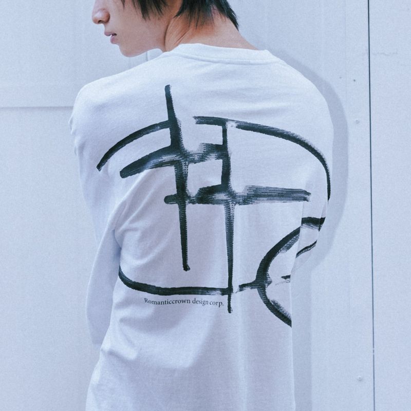 ROMANTIC CROWN（ロマンティッククラウン）の「ビッグシャイニングロゴロングスリーブTシャツ（トップス）」