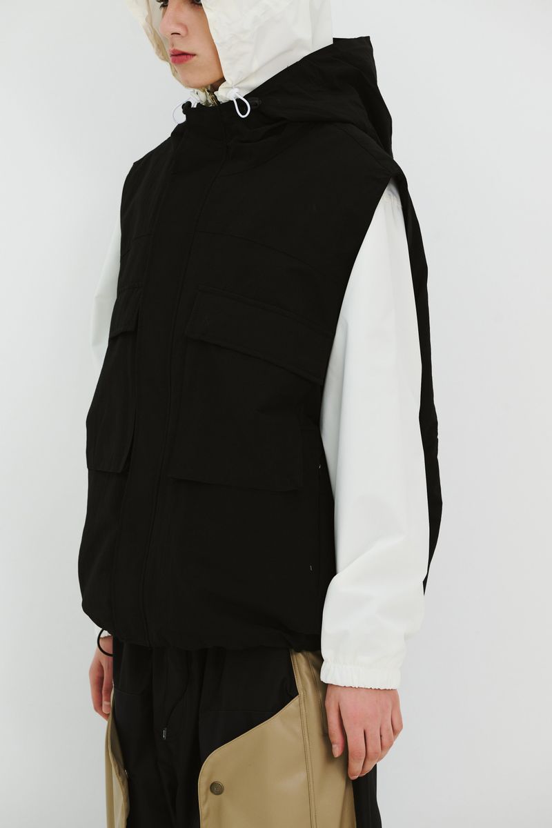 BIG POCKET HOODED VEST BLACK