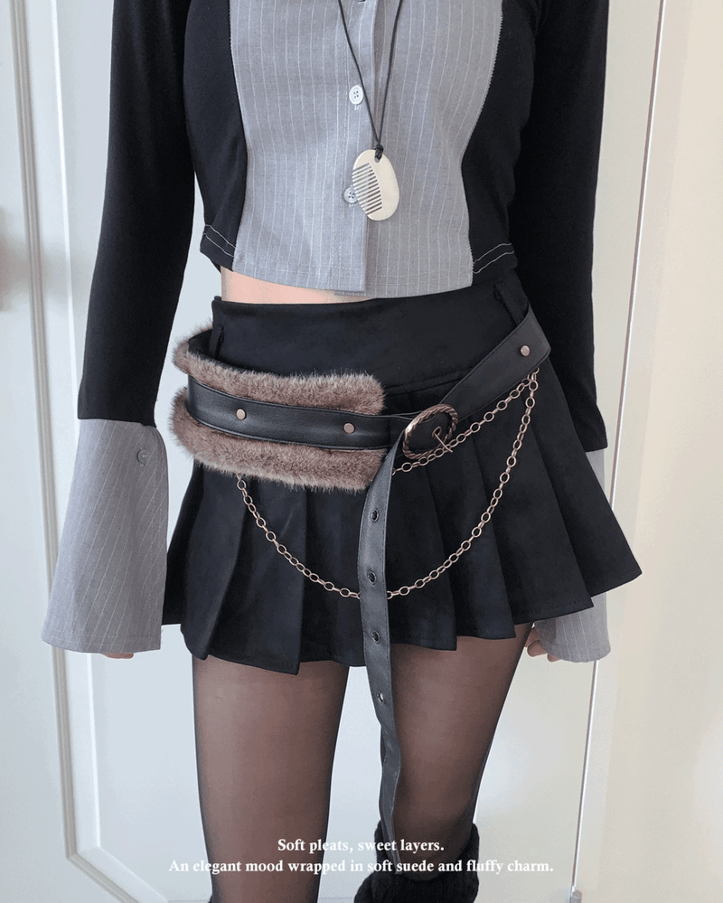 GUSTA（グスタ）の「Taylor S.S Soft Suede Pleated Mini Skirt & Milky Fur Chain Belt SET（Skirts）」
