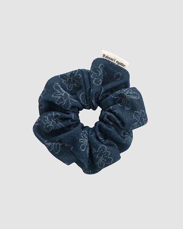 it doesn't matter.(イットダズントマッター)の「Flower denim scrunchie (Blue) (Hair Accessories)」