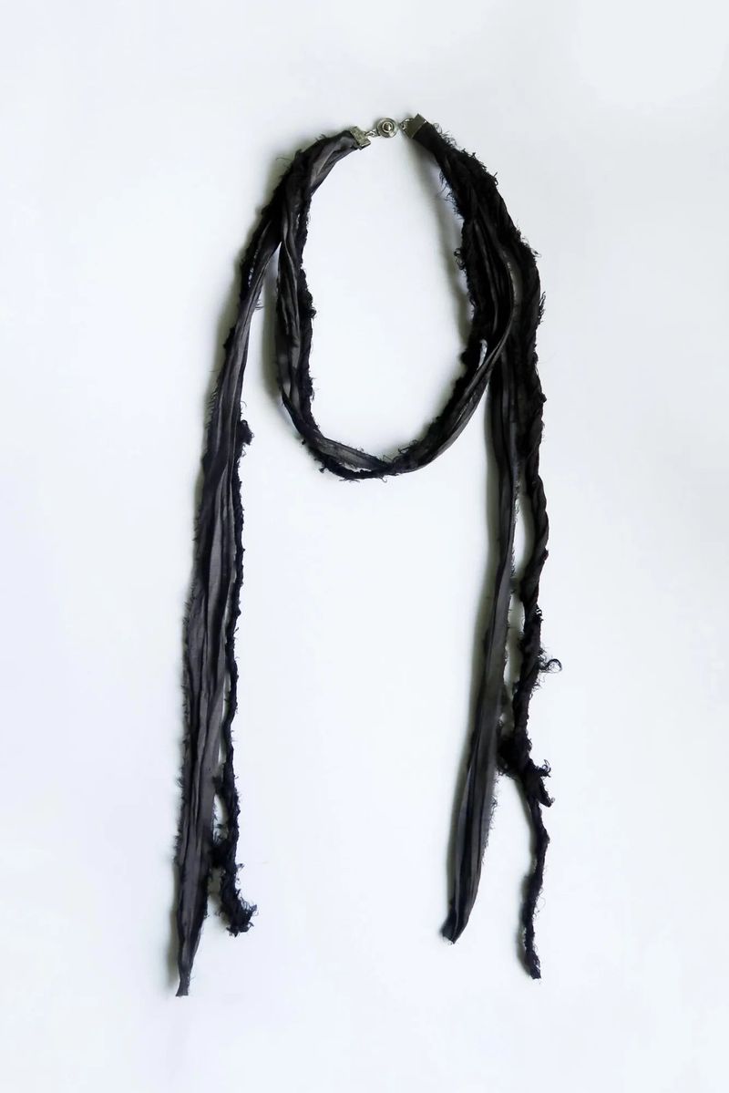 Saarom（サーロム）の「ダブルタイレースネックレス‐ブラック（アクセサリー）」