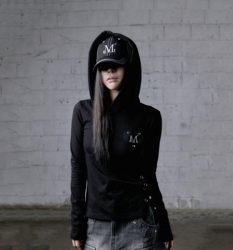 MUCENT（ムセント）の「VANTA METAL LOGO SNAP BUTTON HOOD T（Tops）」