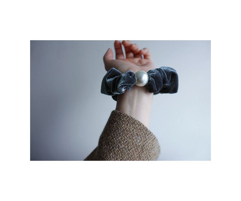 Bell pearl scrunchie (2C)