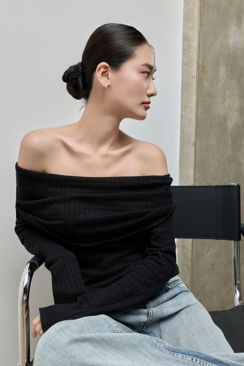 Cowl-neck Open Shoulder Tee_Black