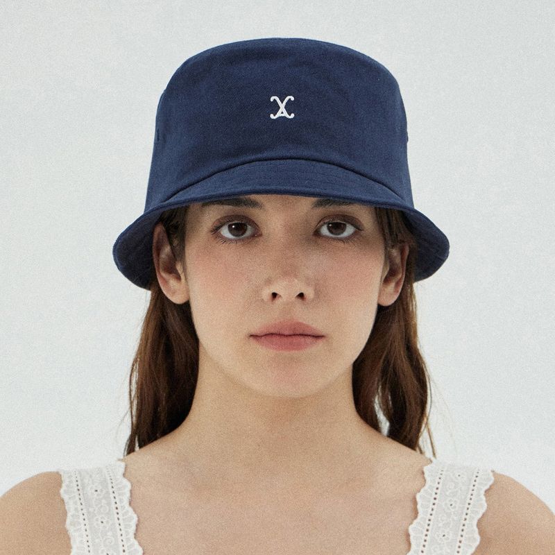 VARZAR（バザール）の「VA カーブロゴ ショート バイザー バケットハット     / Navy（帽子）」
