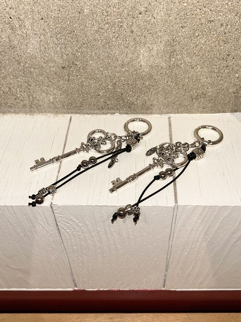 Vintage Crown Bold Keychain