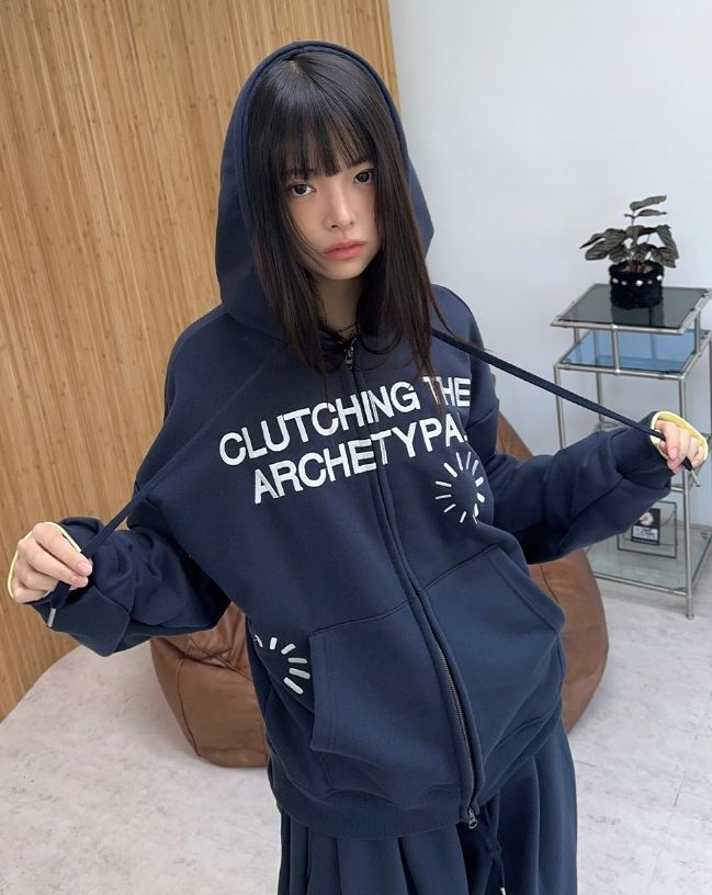 Arc Circle Embroidered Hood Zip-up