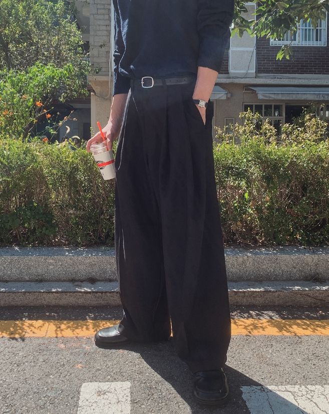 Her Deep V-Tuck Balloon Wide Slacks