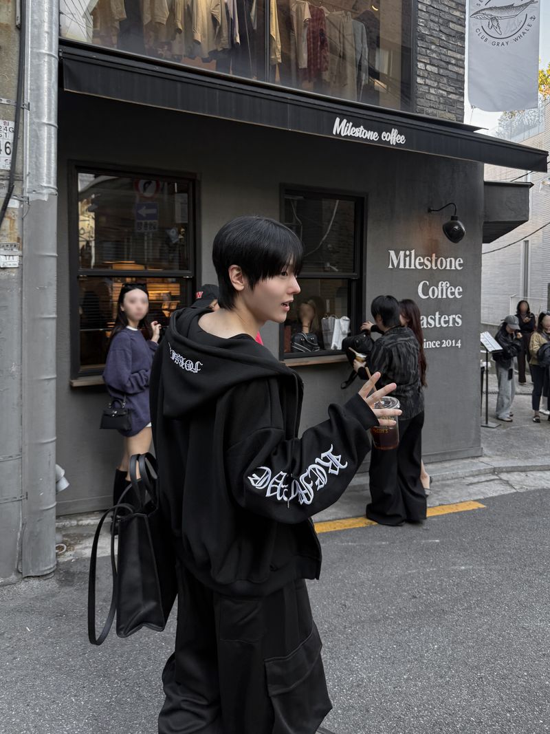 WHAT A LOOK（ワット ア ルック）の「ウェイン レタリング フード ジップアップ（トップス）」