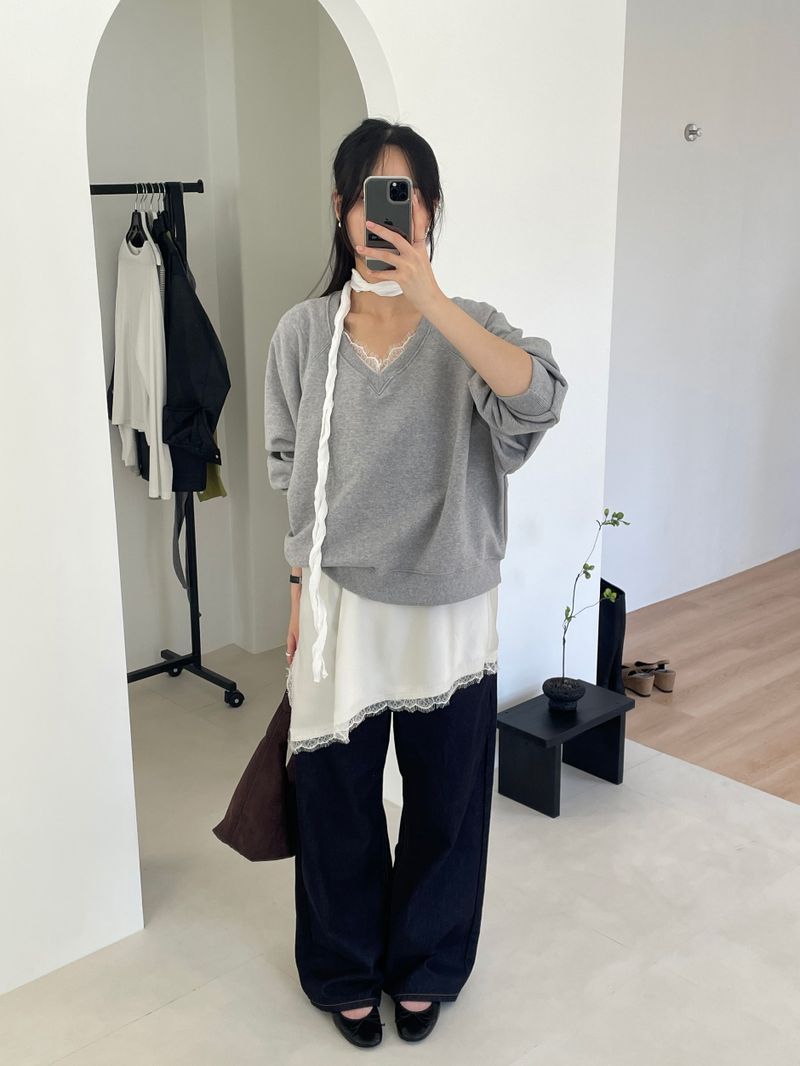Avang V-Neck Raglan Sweatshirt