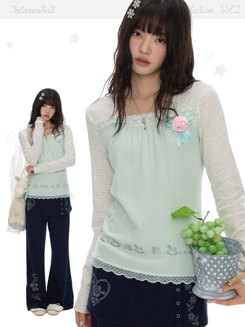 BETWEENAND（ビトゥウィーンアンド）の「BETWEENAND“Unthankful Flowers” – a gentle autumn-style top with a double-color square collar, striped details and lace trimmings, long sleeves（Tops）」