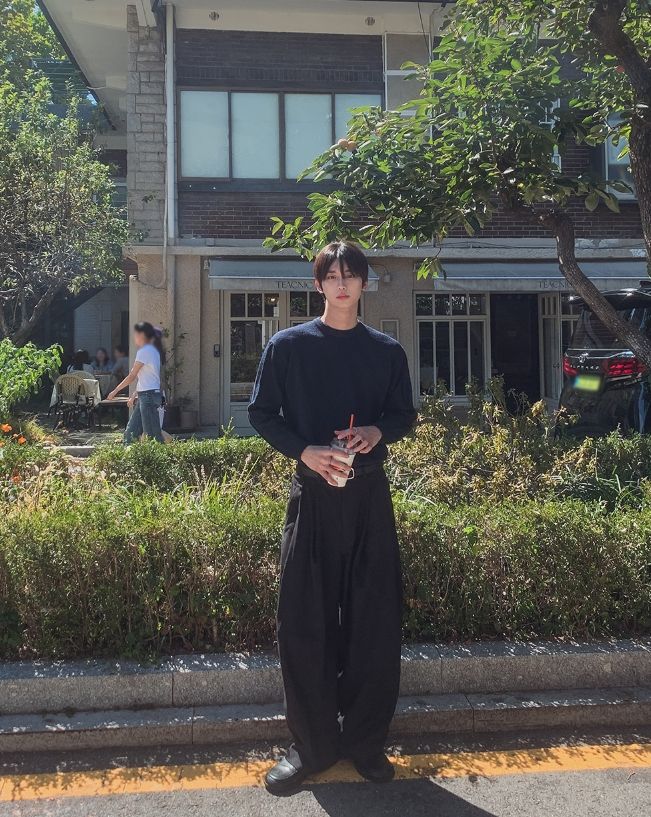 Her Deep V-Tuck Balloon Wide Slacks