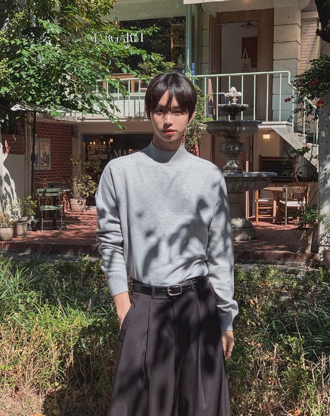 Her Deep V-Tuck Balloon Wide Slacks