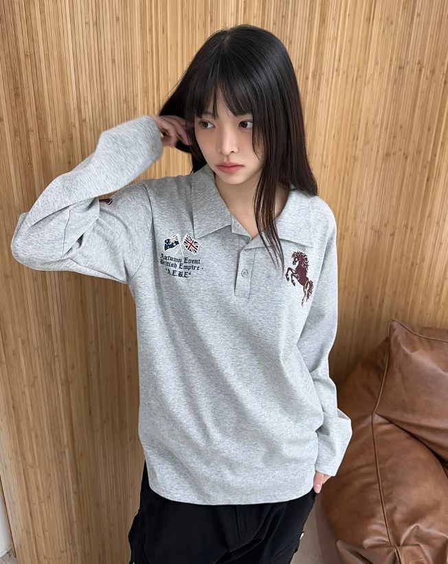 SATIIIZ（サティーズ）の「Mayen Horse Graphic Collar Tee（Tops）」