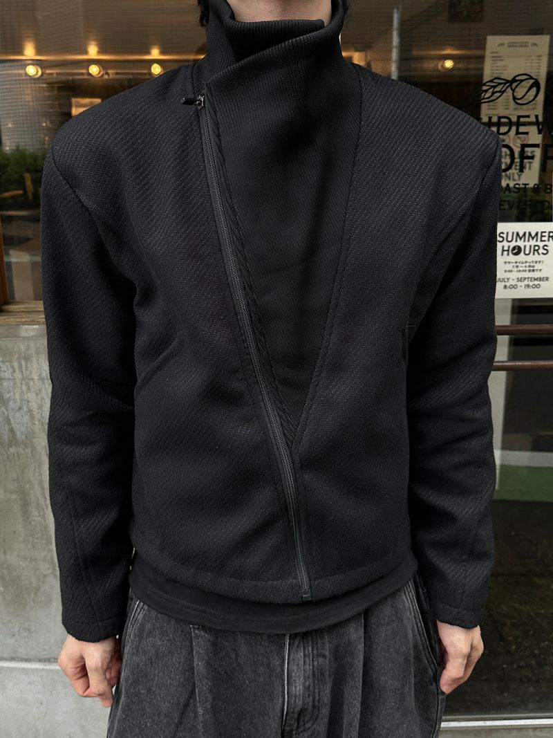 カルフダイアゴナルクロップドハイネックジップアップ