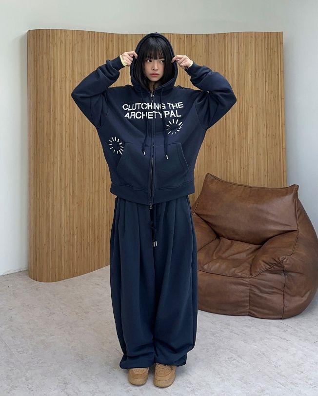 Arc Circle Embroidered Hood Zip-up
