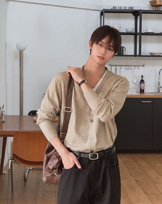 Rodent Basic V-neck Knit Cardigan