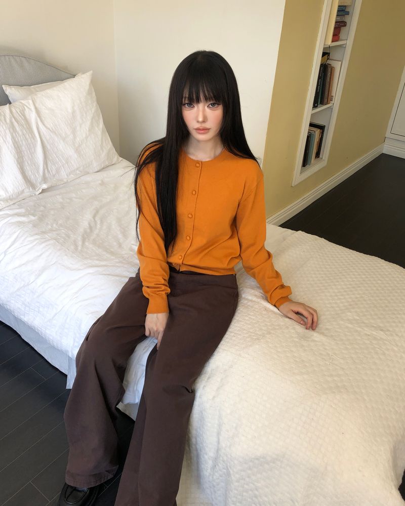 WONDER WONDER（ワンダーワンダー）の「ヘッテン ボタン ラウンドネック カーディガン（トップス）」