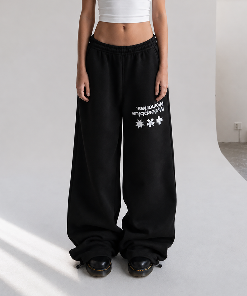 MYDEEPBLUEMEMORIES（マイディープブルーメモリーズ）の「MM シンボルオーバースウェットパンツ (GREY, BLACK)（パンツ）」
