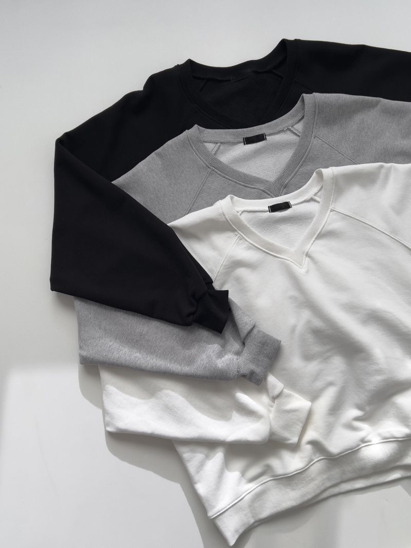 Avang V-Neck Raglan Sweatshirt