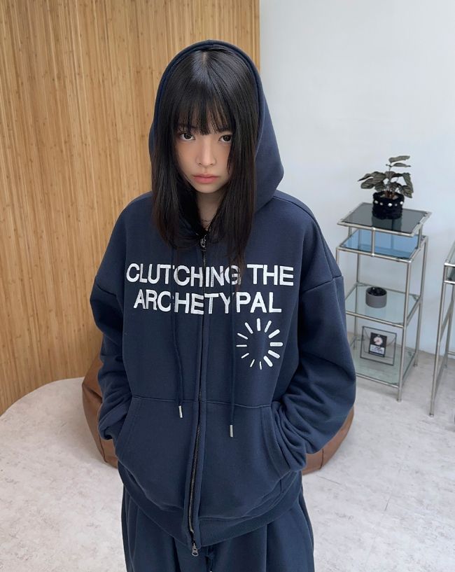Arc Circle Embroidered Hood Zip-up