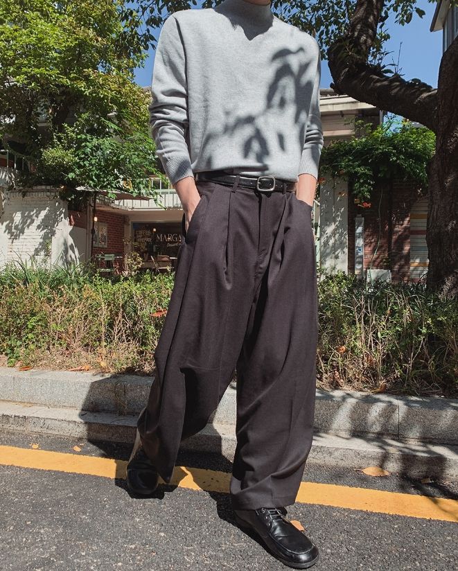 Her Deep V-Tuck Balloon Wide Slacks