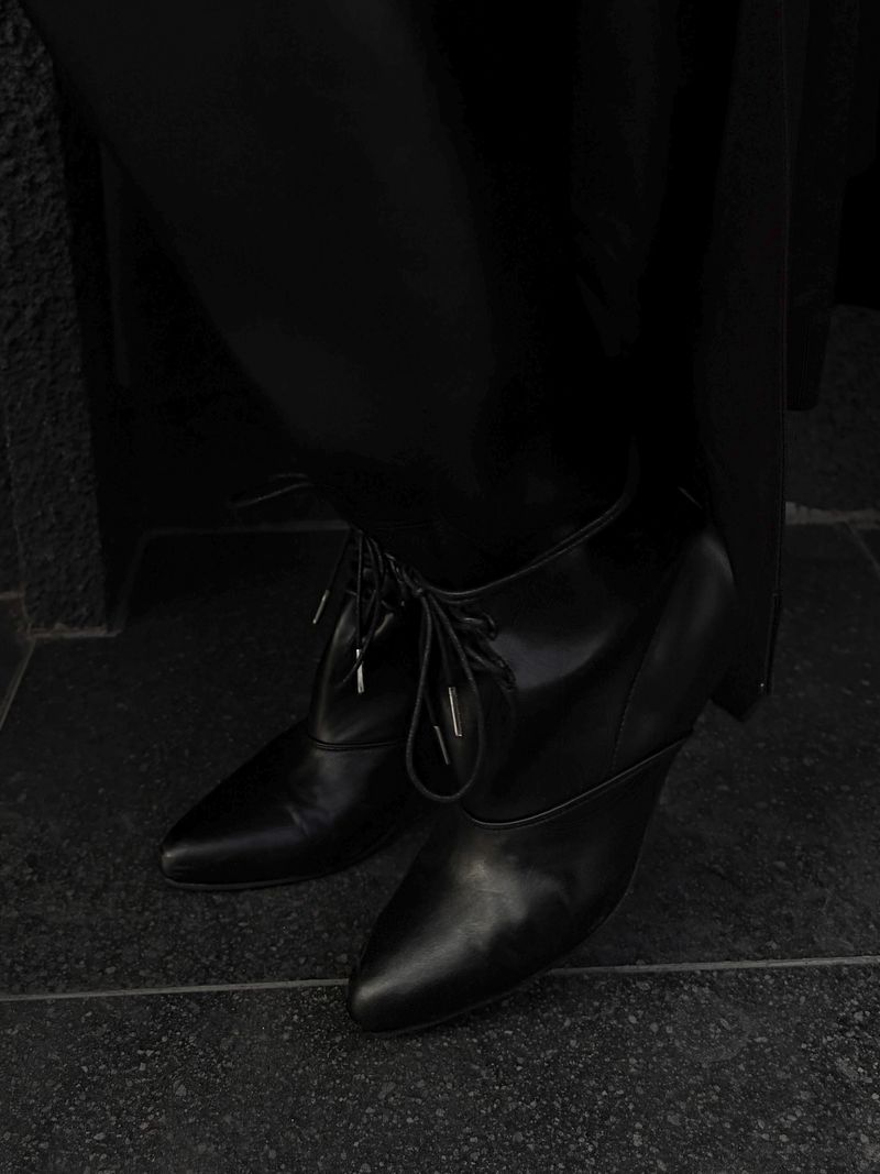pointed lace-up string long boots