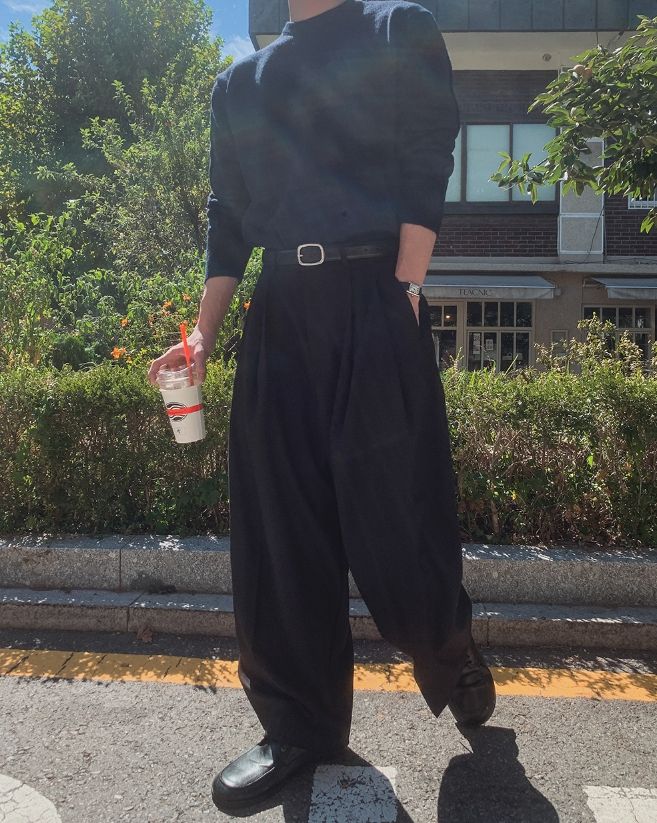 Her Deep V-Tuck Balloon Wide Slacks