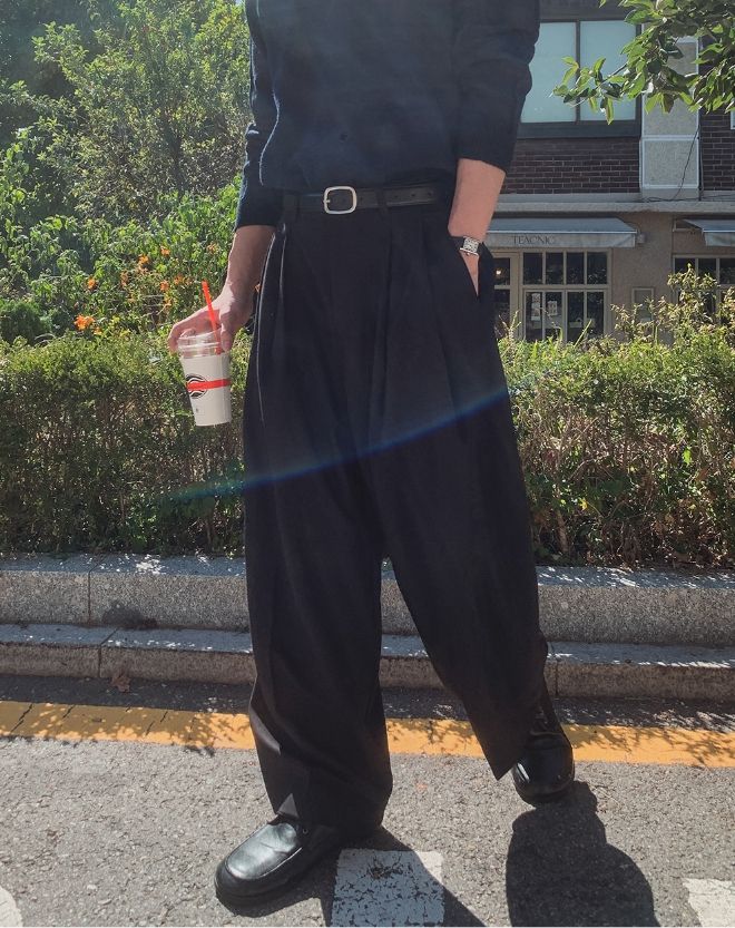 Her Deep V-Tuck Balloon Wide Slacks