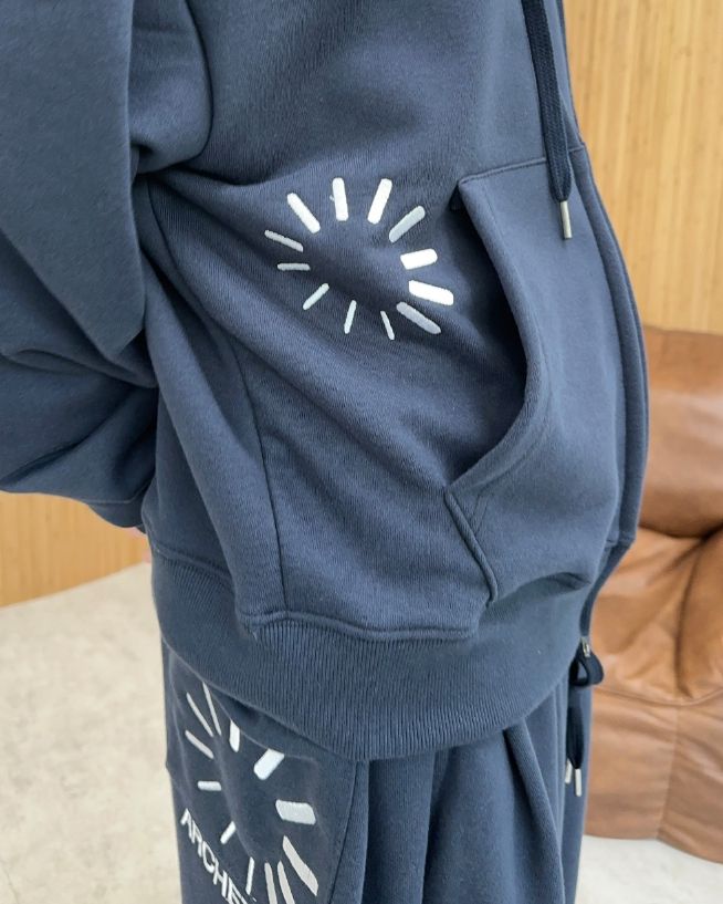 Arc Circle Embroidered Hood Zip-up