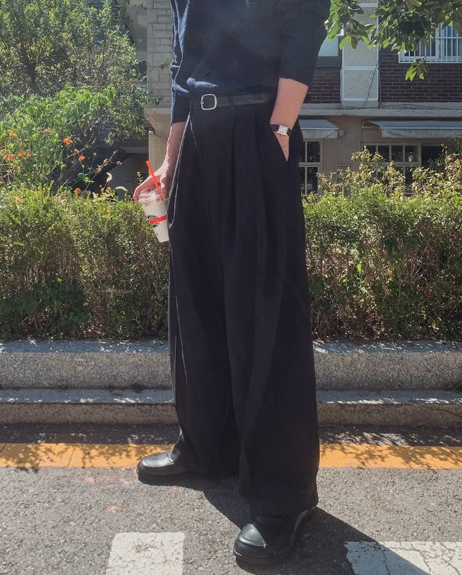Her Deep V-Tuck Balloon Wide Slacks