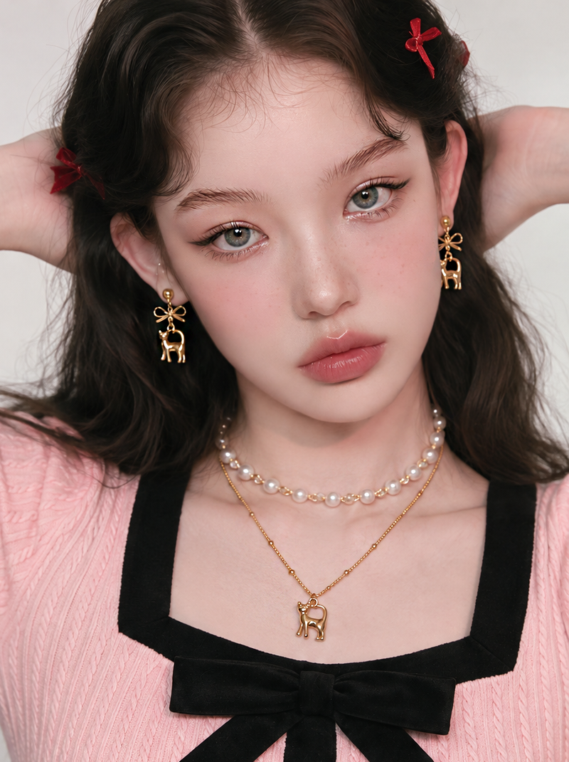 aimelbie（アイメルビー）の「Kitty and Bow Earring - Gold Color（Accessories）」