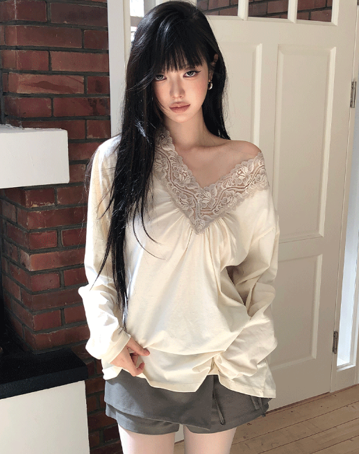 WONDER WONDER（ワンダーワンダー）の「ケイビーVネックレースロングスリーブTシャツ（トップス）」