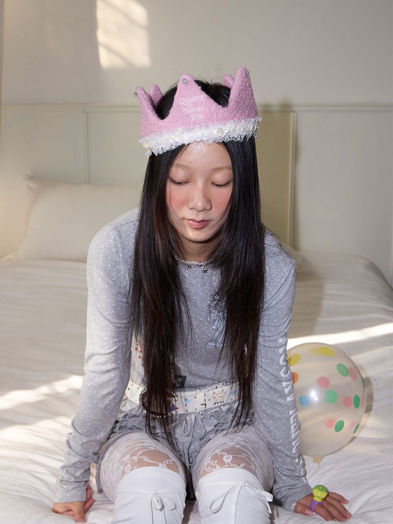 loveplayshop（ラブプレイショップ）の「イーンズ ネバー ダイ エブリ ガール マスト ハブ ア クラウン（帽子）」