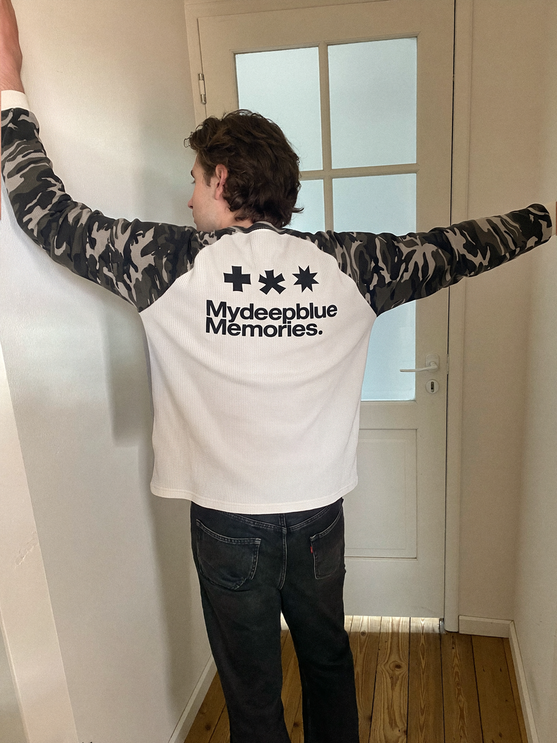 MYDEEPBLUEMEMORIES（マイディープブルーメモリーズ）の「MM ロゴワッフルラグランティー(2 COLORS)（トップス）」