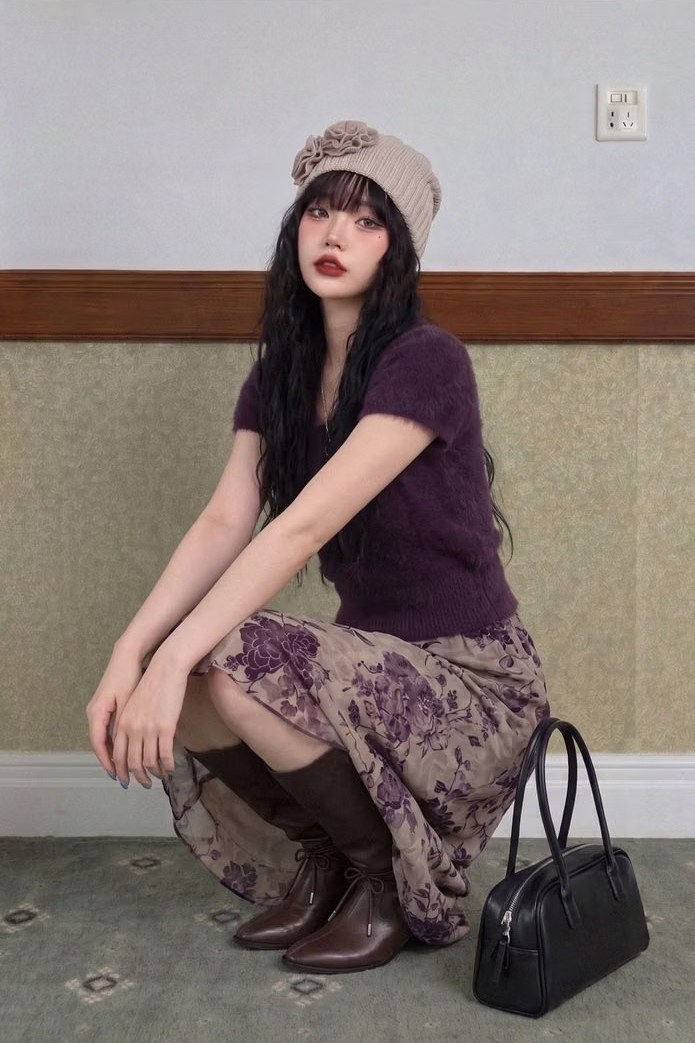 ROSE-ACCENTED RIBBED BEANIE